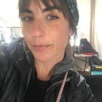 Valerie Millet Una persona con una diadema verde y un aro en la nariz tomándose una selfie dentro de una habitación con varios elementos al fondo. Bienestar Holistico